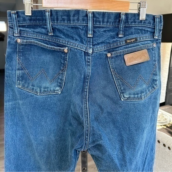 💋VTG Vintage Wrangler men’s distressed faded wallet pocket blue jeans 👖 36x34 - Picture 10 of 13